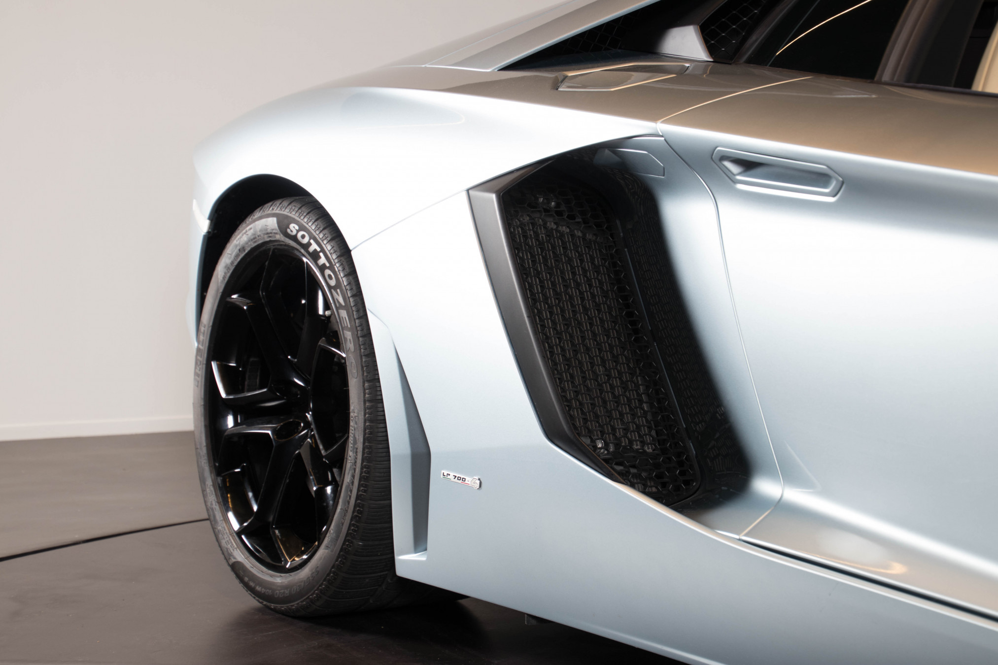 2014 Lamborghini Aventador Roadster 7