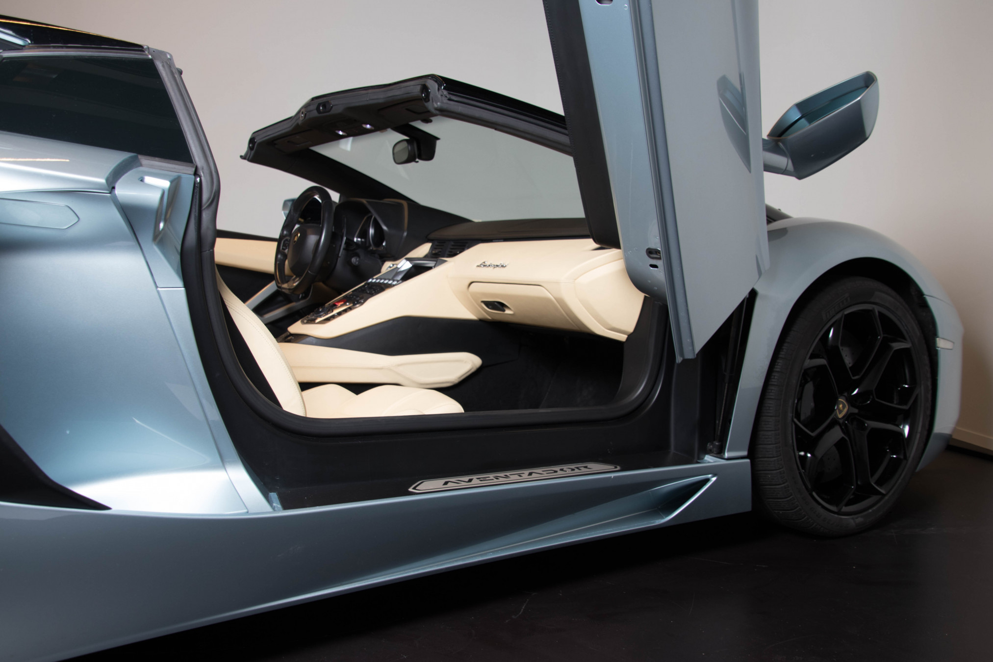 2014 Lamborghini Aventador Roadster 8