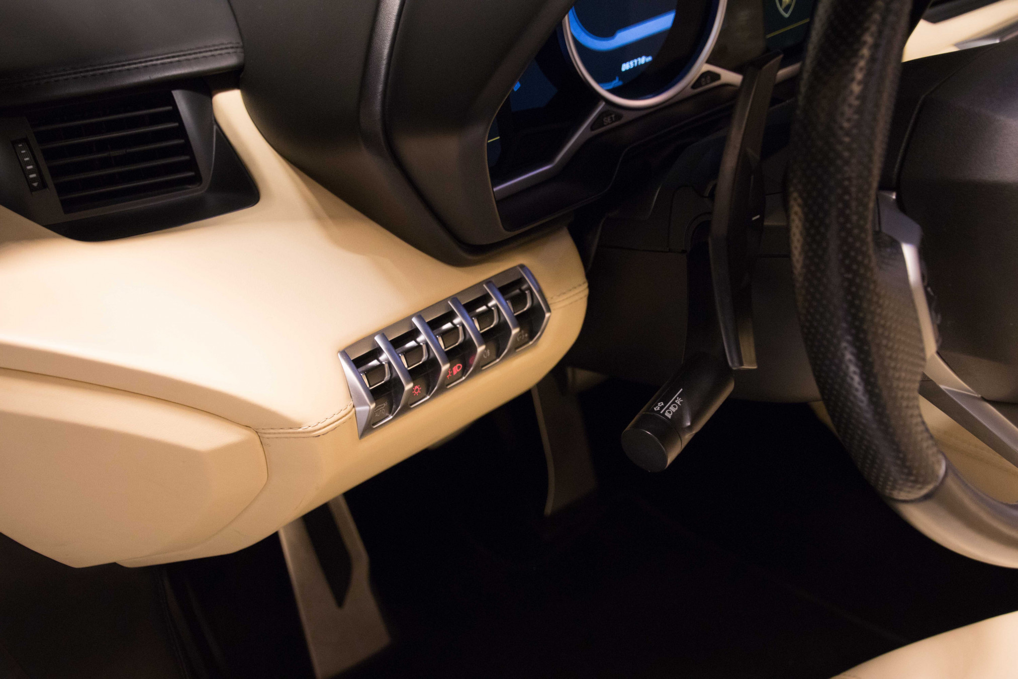 2014 Lamborghini Aventador Roadster 15
