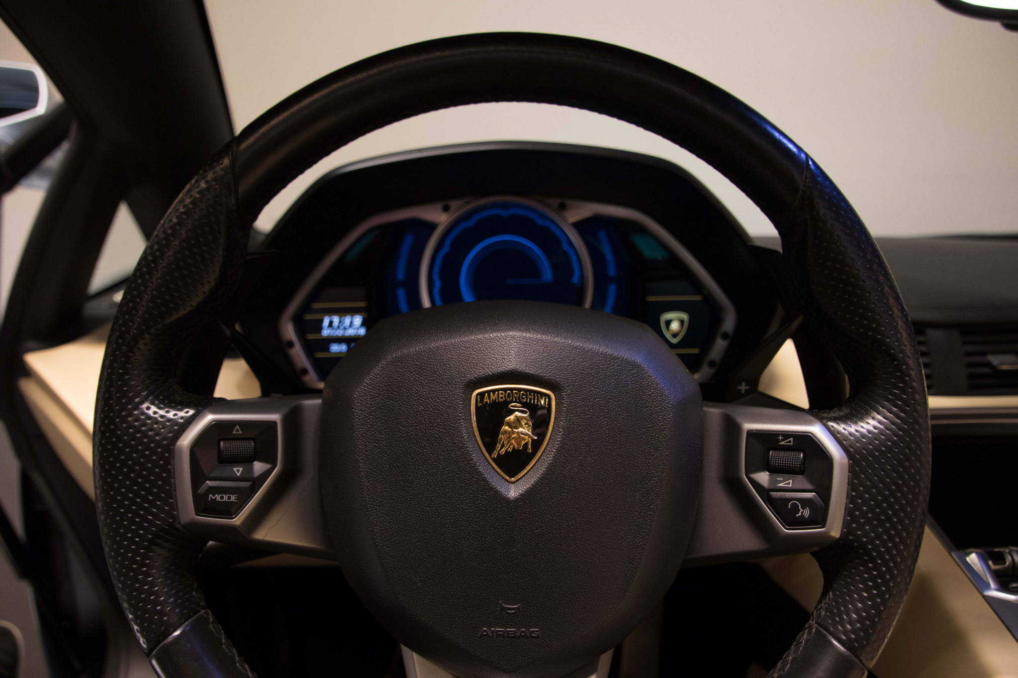 2014 Lamborghini Aventador Roadster 13