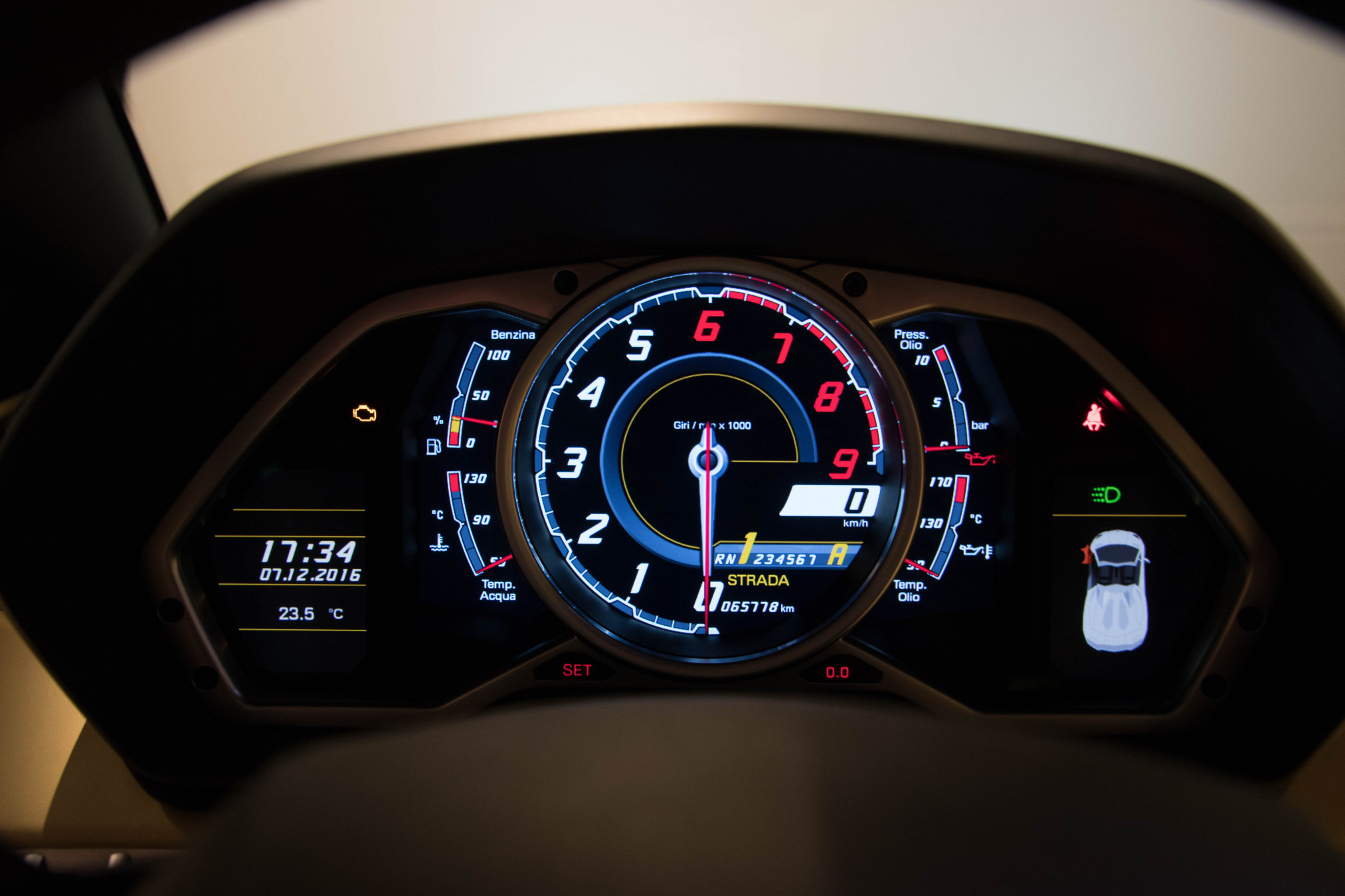2014 Lamborghini Aventador Roadster 14