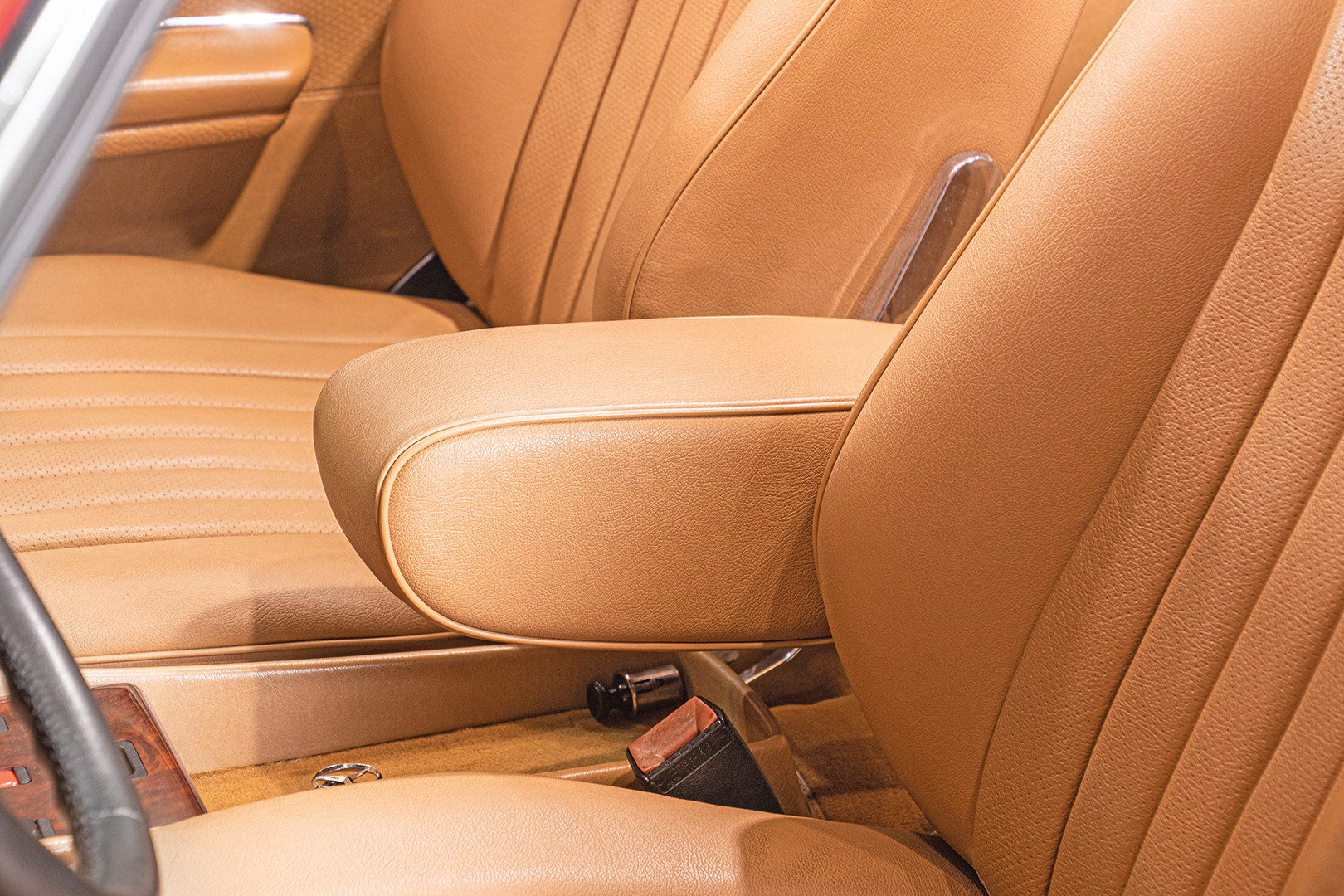 1985 Mercedes-Benz SL 560 31