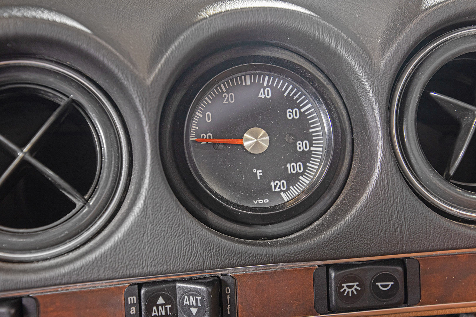 1985 Mercedes-Benz SL 560 39