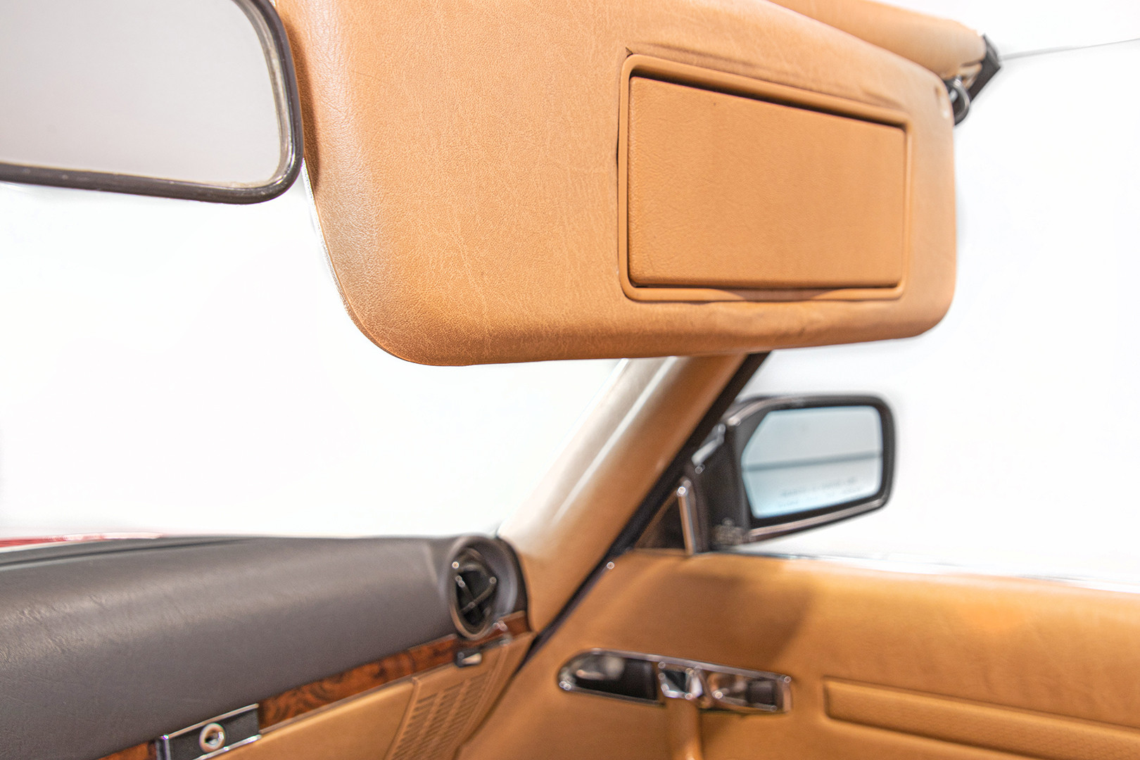 1985 Mercedes-Benz SL 560 43