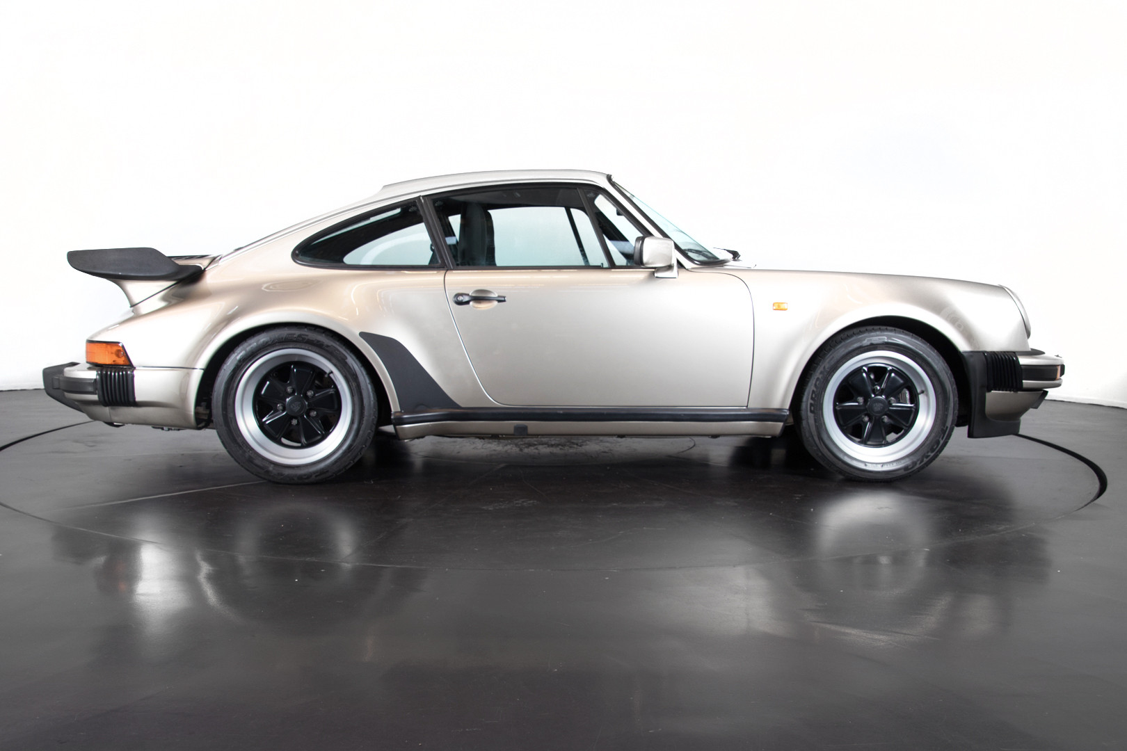 1985 Porsche 930 Turbo 5