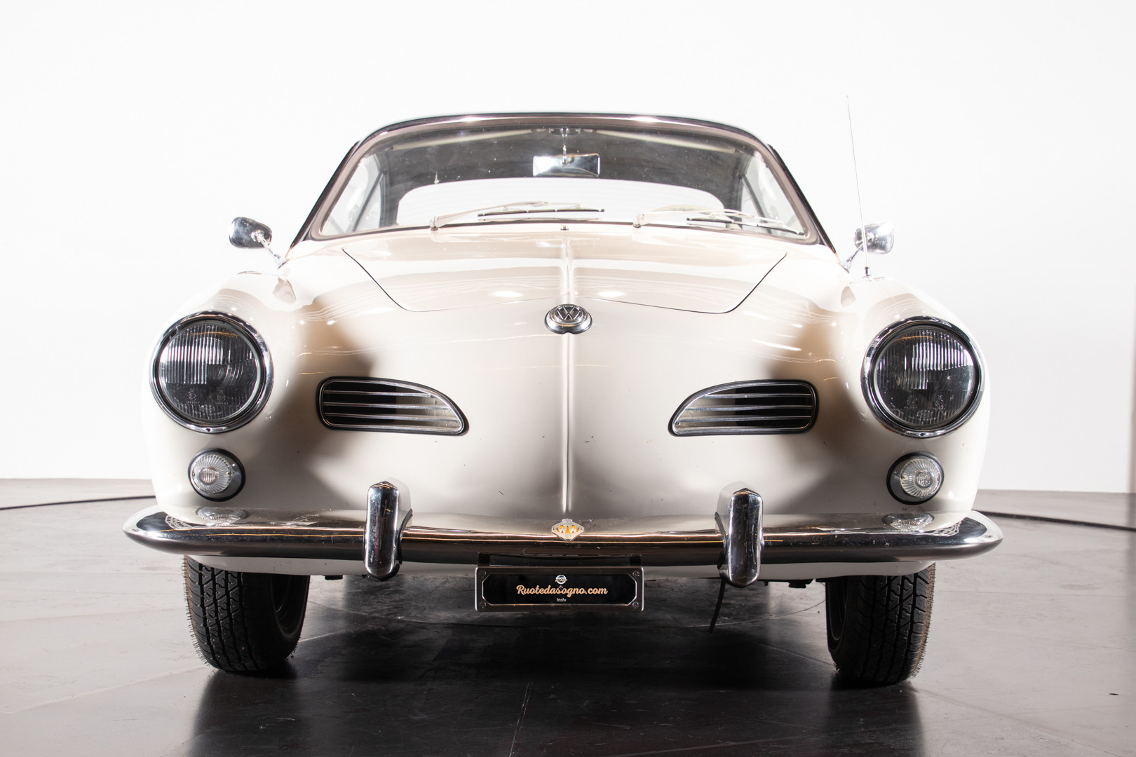1965 Volkswagen Karmann Ghia 9