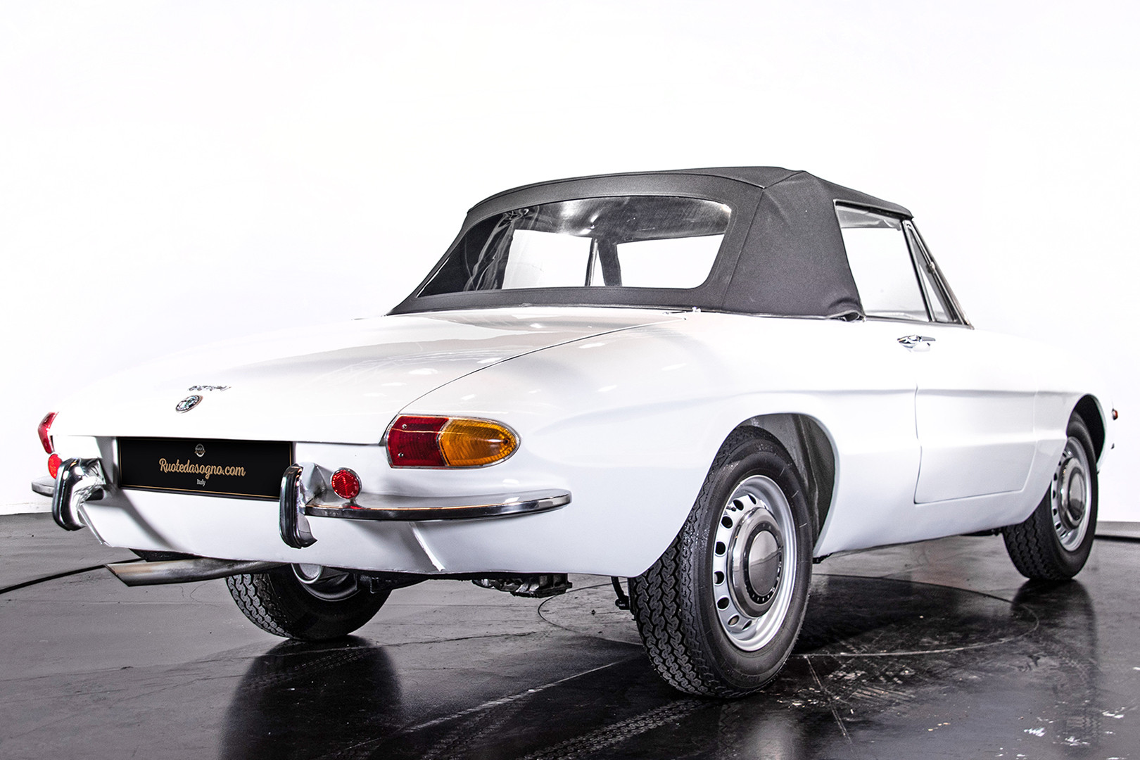 1969 Alfa Romeo Duetto Spider 1750 "Osso di Seppia" 4