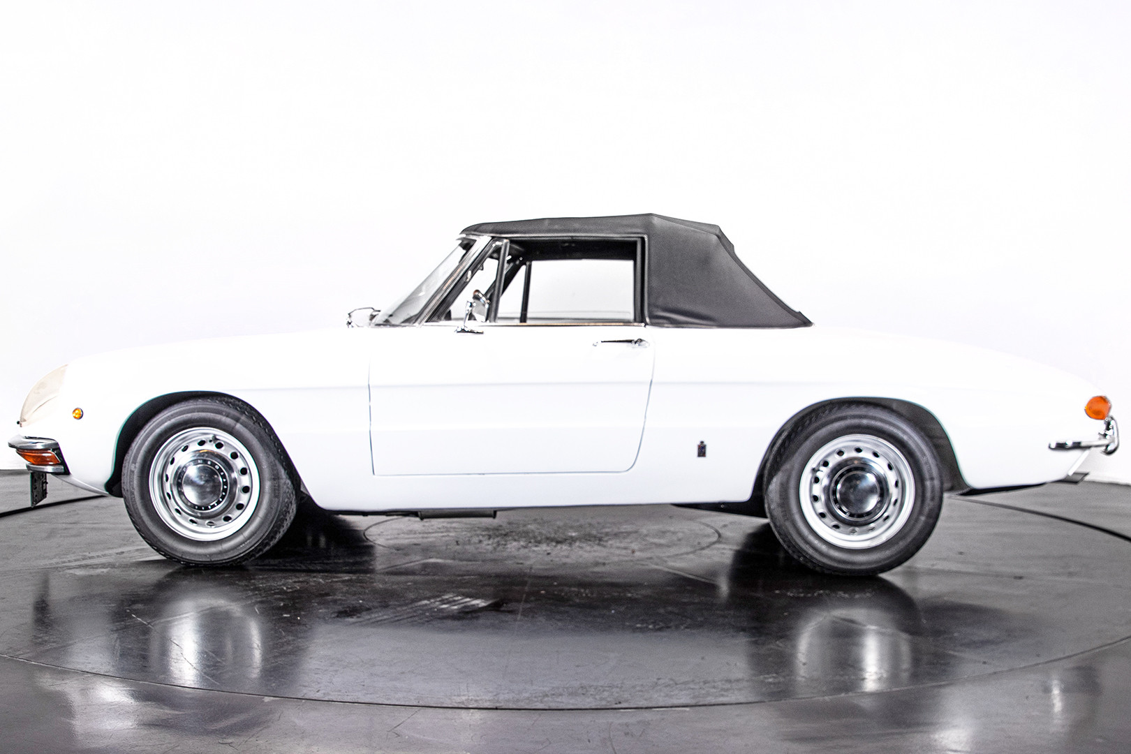 1969 Alfa Romeo Duetto Spider 1750 "Osso di Seppia" 1