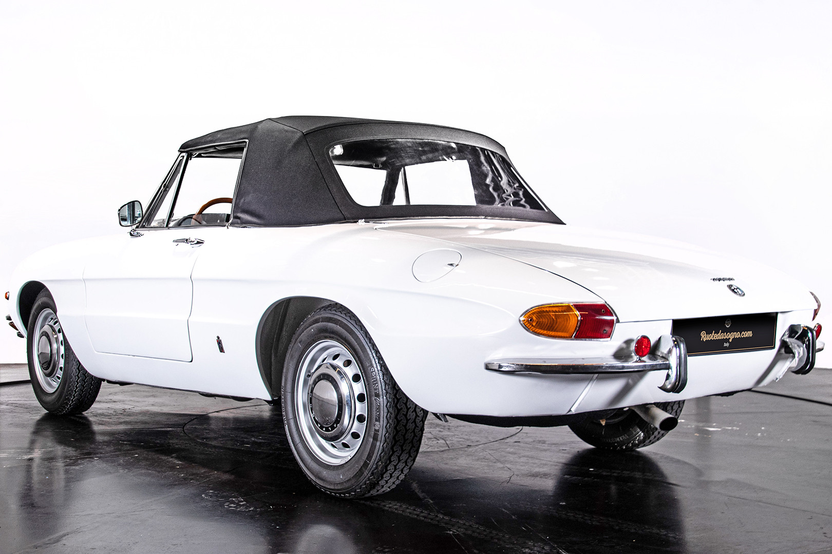1969 Alfa Romeo Duetto Spider 1750 "Osso di Seppia" 2