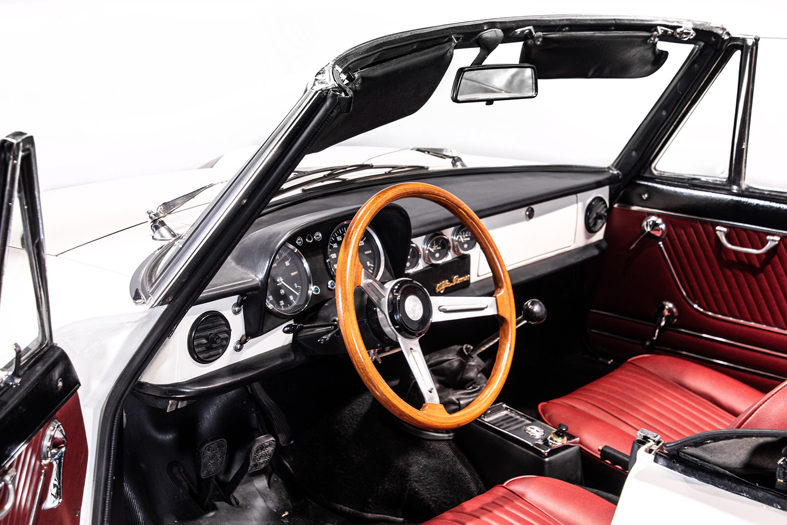1969 Alfa Romeo Duetto Spider 1750 "Osso di Seppia" 30
