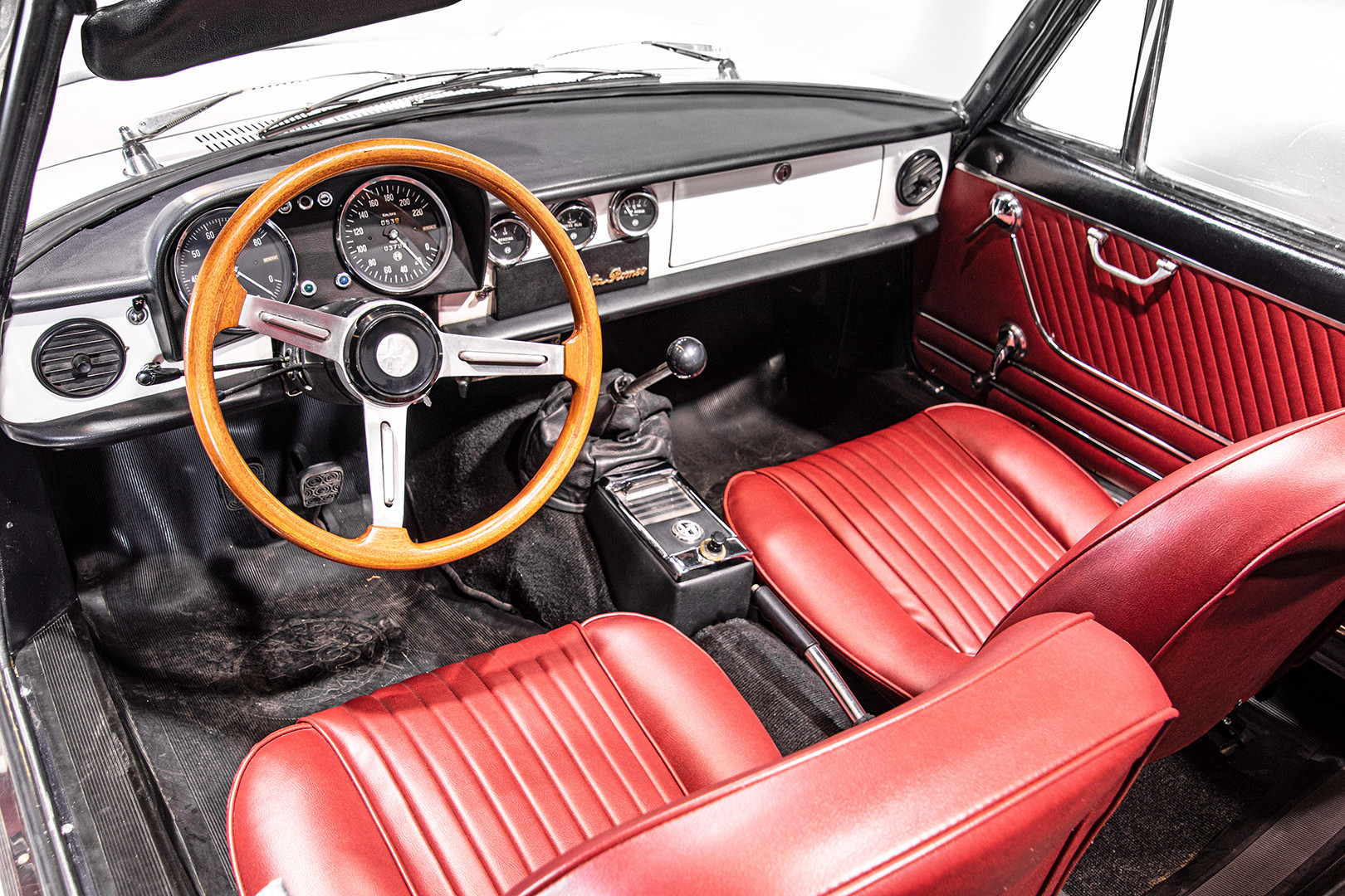 1969 Alfa Romeo Duetto Spider 1750 "Osso di Seppia" 31