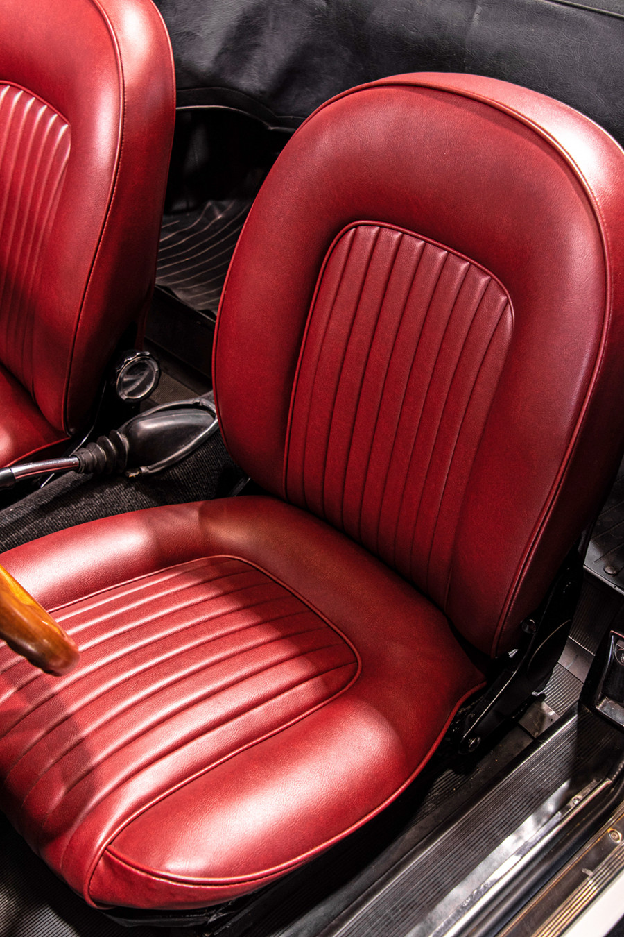1969 Alfa Romeo Duetto Spider 1750 "Osso di Seppia" 25