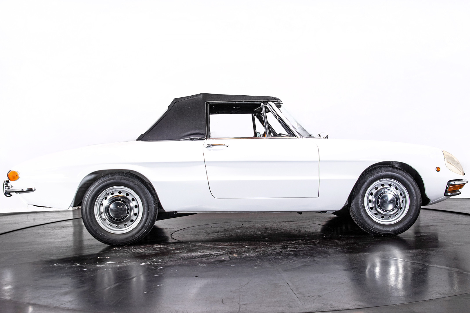 1969 Alfa Romeo Duetto Spider 1750 "Osso di Seppia" 5