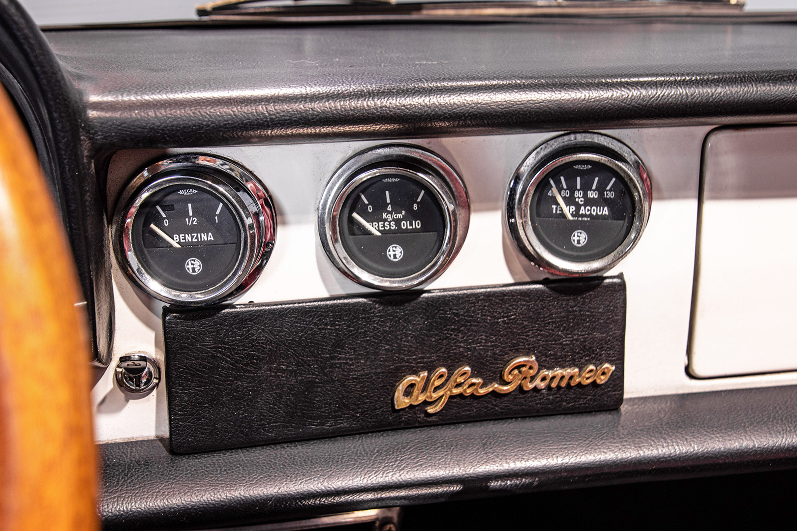1969 Alfa Romeo Duetto Spider 1750 "Osso di Seppia" 35