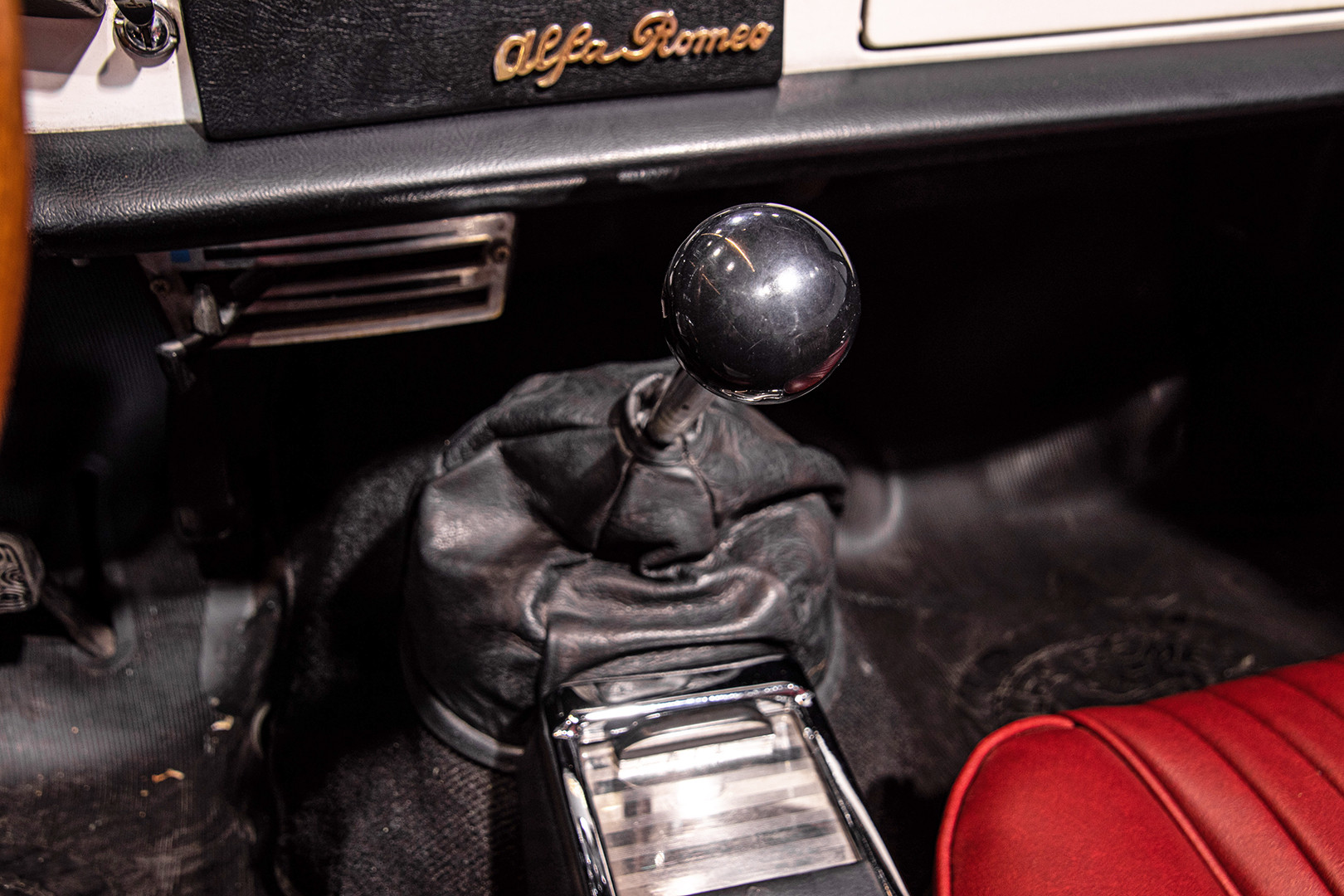1969 Alfa Romeo Duetto Spider 1750 "Osso di Seppia" 37