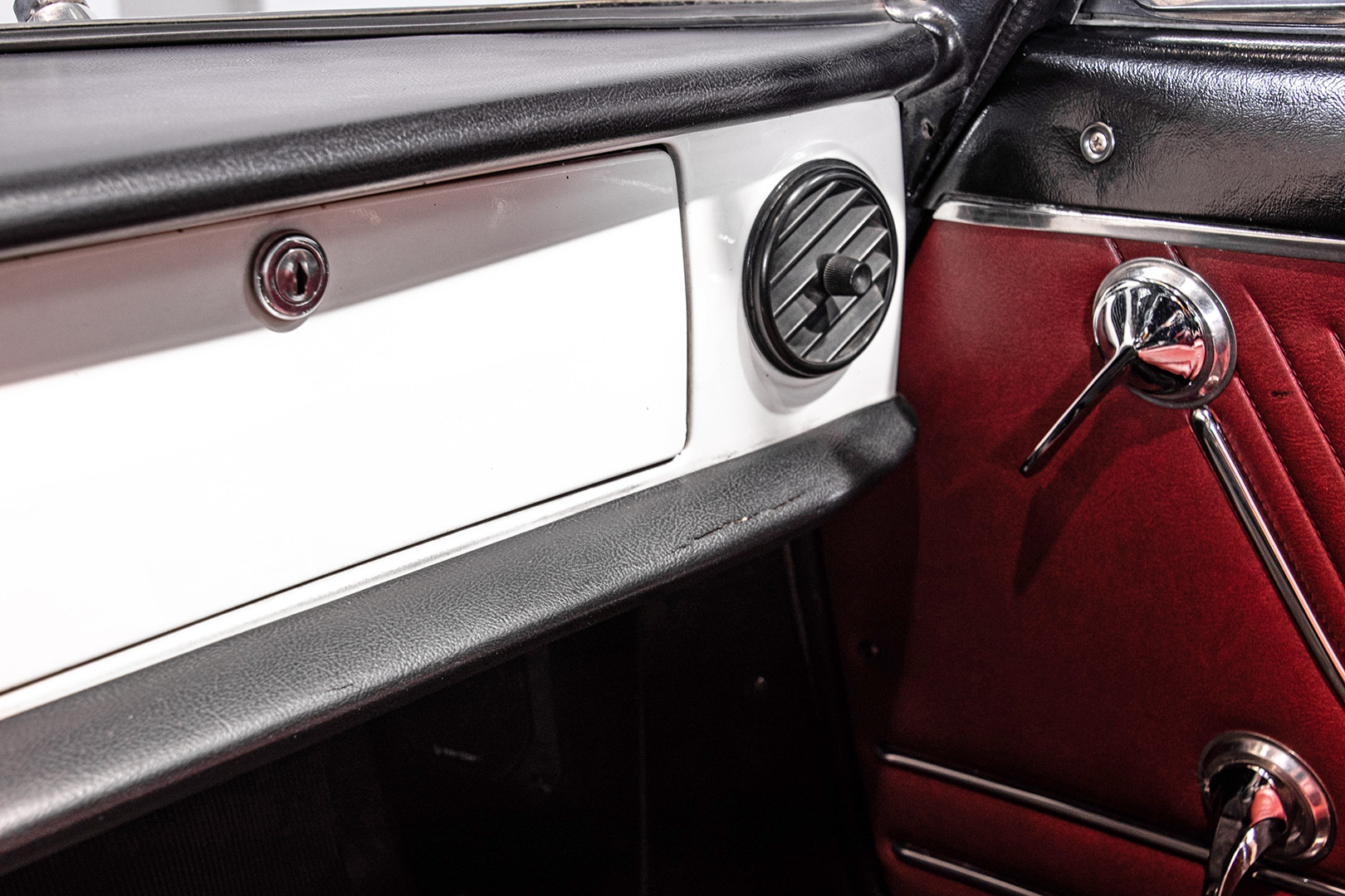 1969 Alfa Romeo Duetto Spider 1750 "Osso di Seppia" 39