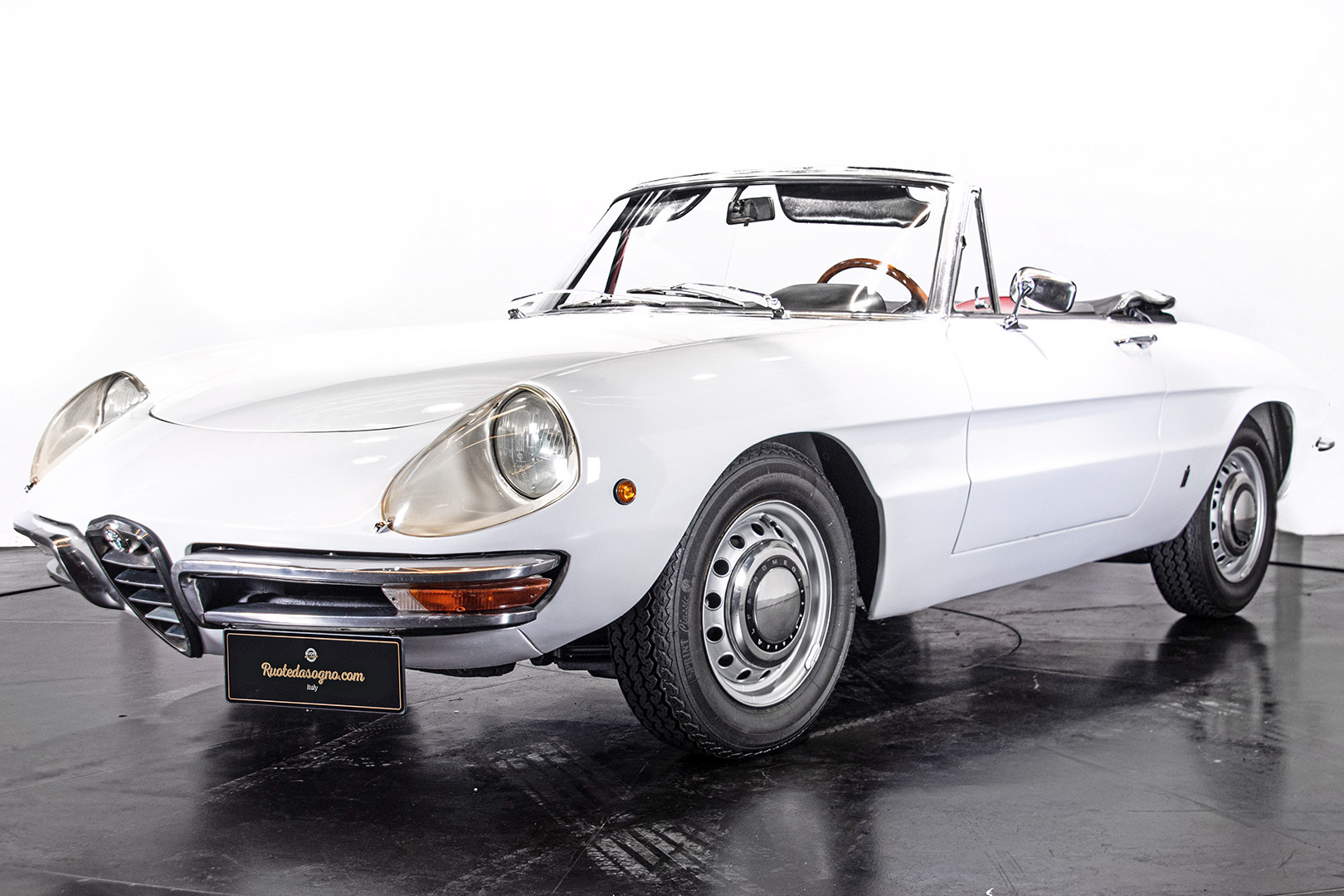 1969 Alfa Romeo Duetto Spider 1750 "Osso di Seppia" 9
