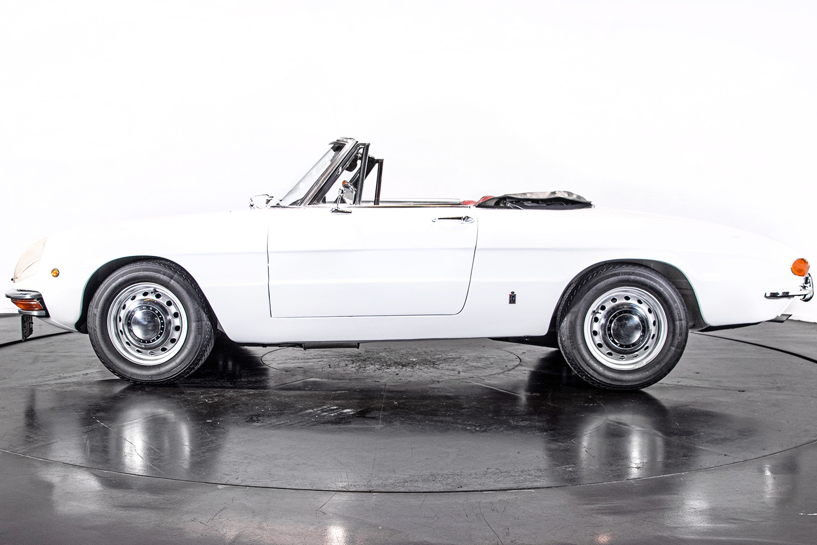 1969 Alfa Romeo Duetto Spider 1750 "Osso di Seppia" 8