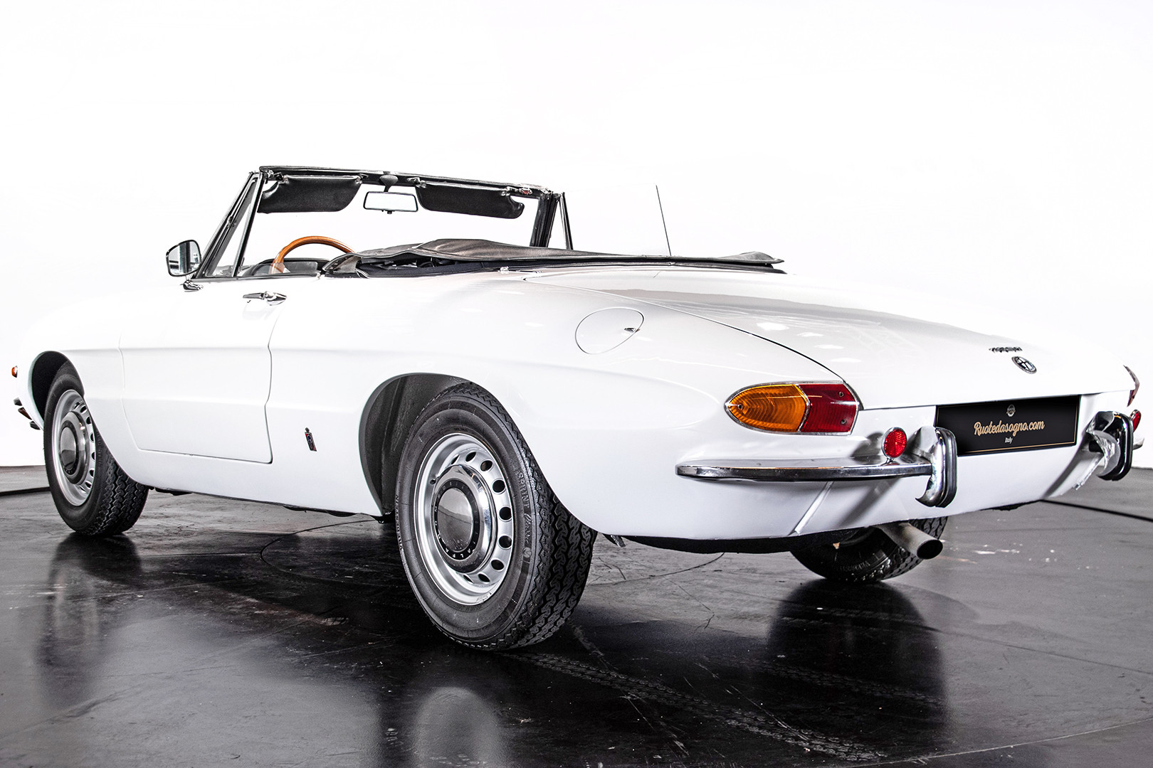1969 Alfa Romeo Duetto Spider 1750 "Osso di Seppia" 12