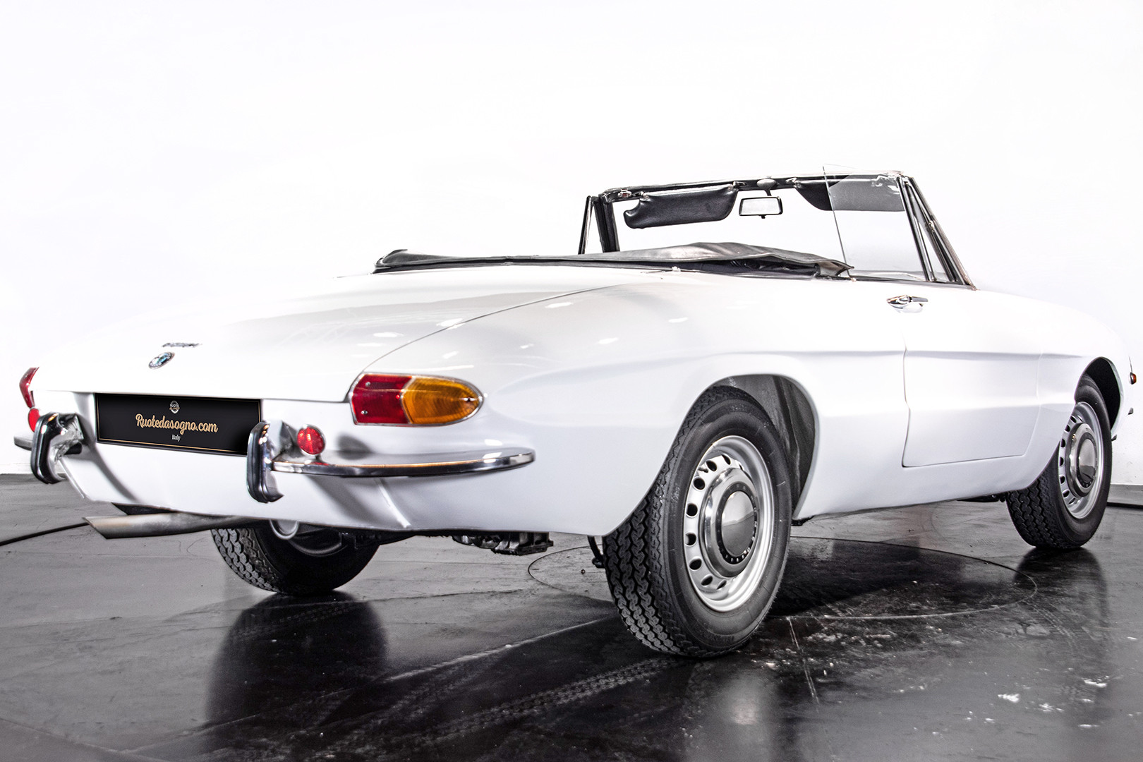 1969 Alfa Romeo Duetto Spider 1750 "Osso di Seppia" 11