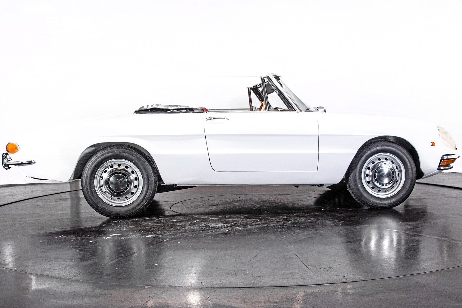 1969 Alfa Romeo Duetto Spider 1750 "Osso di Seppia" 13