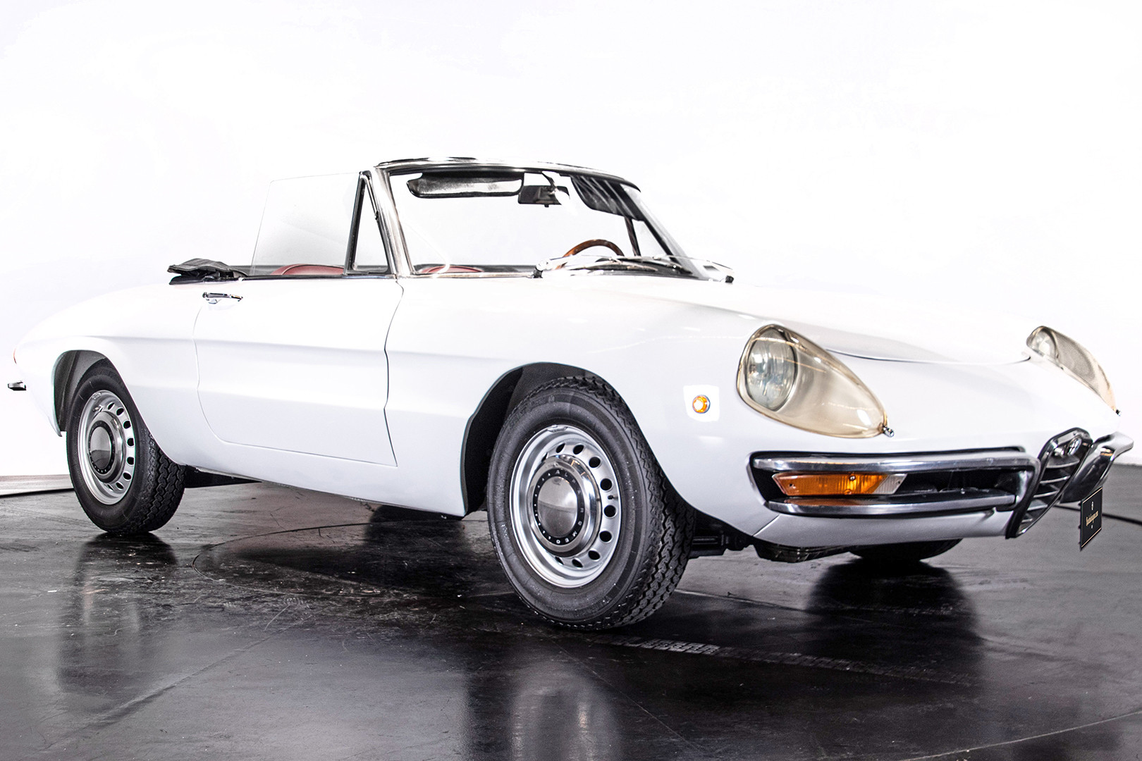 1969 Alfa Romeo Duetto Spider 1750 "Osso di Seppia" 14