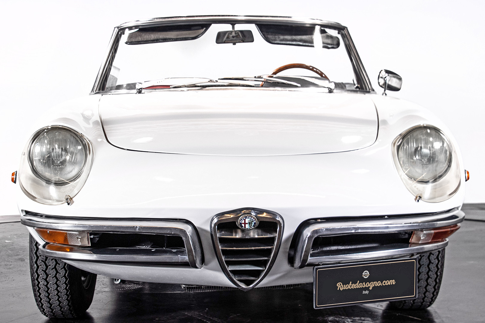 1969 Alfa Romeo Duetto Spider 1750 "Osso di Seppia" 15