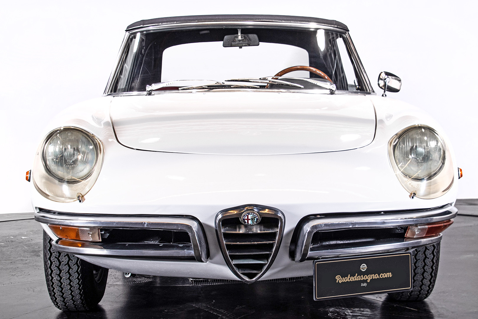 1969 Alfa Romeo Duetto Spider 1750 "Osso di Seppia" 7