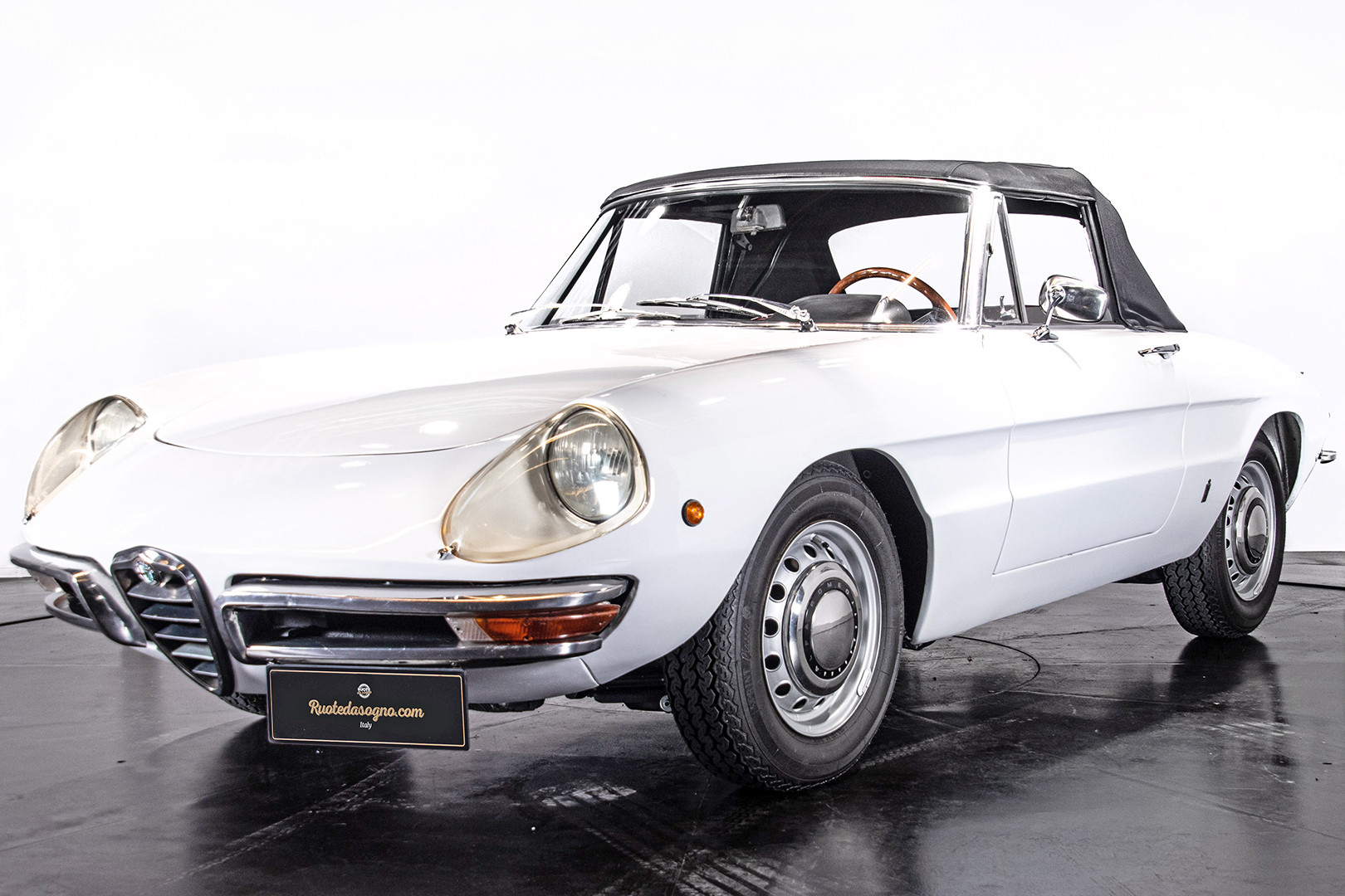 1969 Alfa Romeo Duetto Spider 1750 "Osso di Seppia" 0