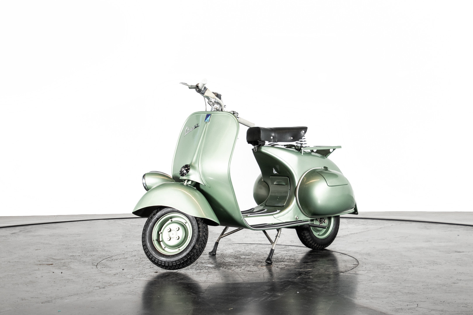 1952 Piaggio Vespa 125 V33 1