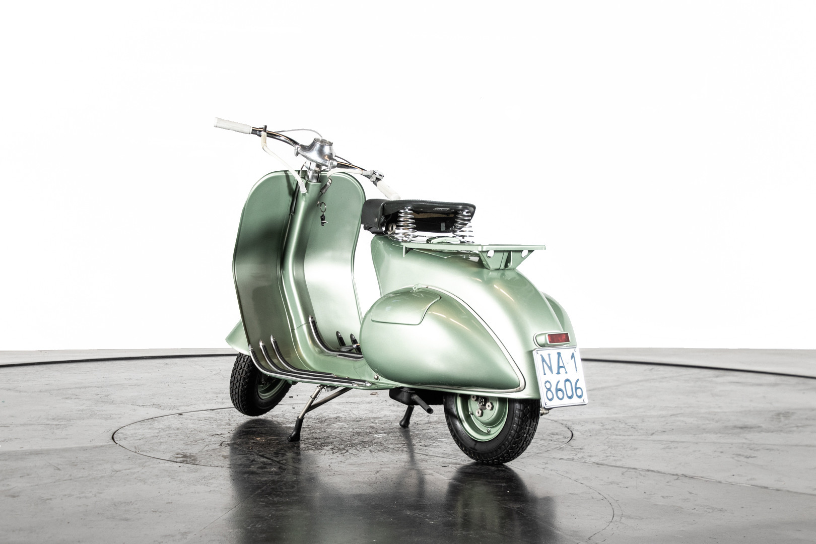 1952 Piaggio Vespa 125 V33 4