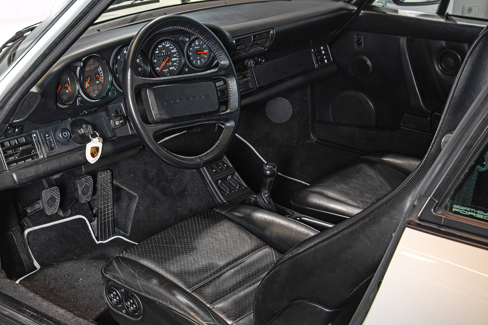 1990 Porsche 964 Carrera 4 16