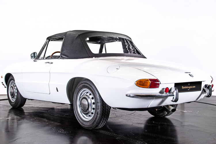 1969 Alfa Romeo Duetto Spider 1750 "Osso di Seppia" 2