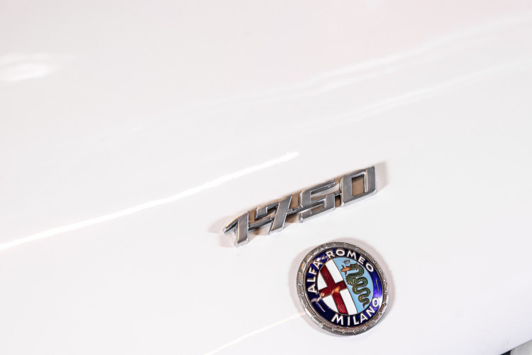 1969 Alfa Romeo Duetto Spider 1750 "Osso di Seppia" 22