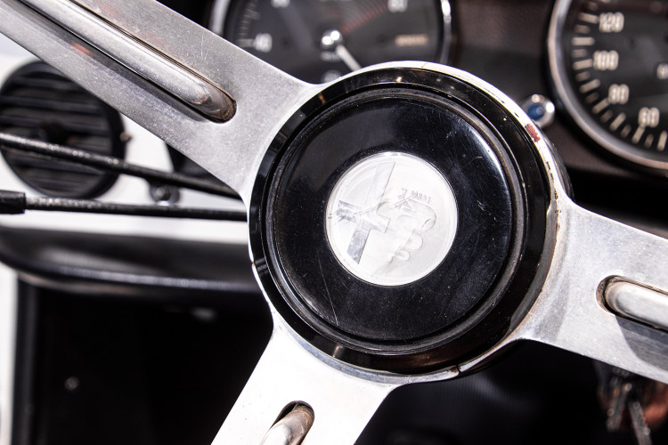 1969 Alfa Romeo Duetto Spider 1750 "Osso di Seppia" 32