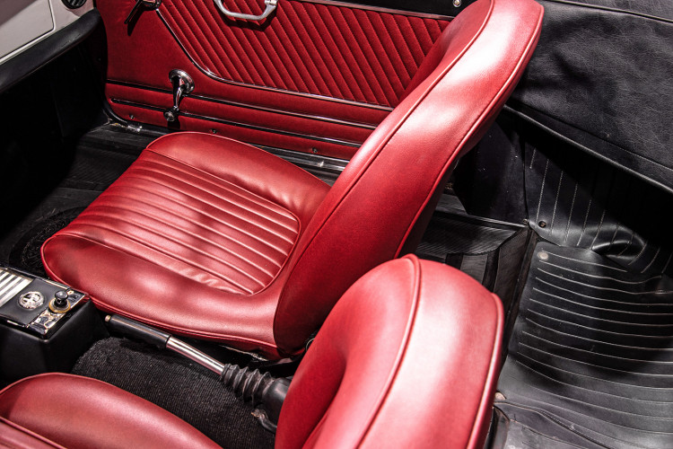 1969 Alfa Romeo Duetto Spider 1750 "Osso di Seppia" 51