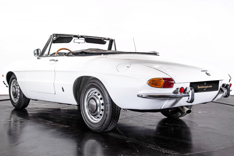 1969 Alfa Romeo Duetto Spider 1750 "Osso di Seppia" 12