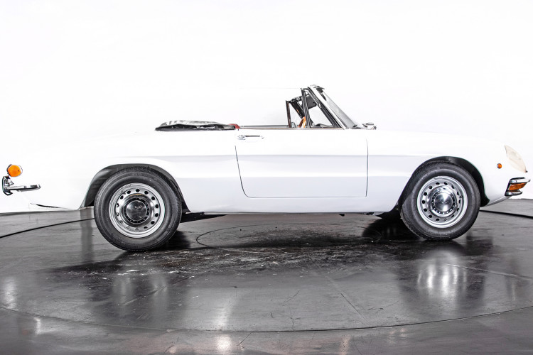 1969 Alfa Romeo Duetto Spider 1750 "Osso di Seppia" 13
