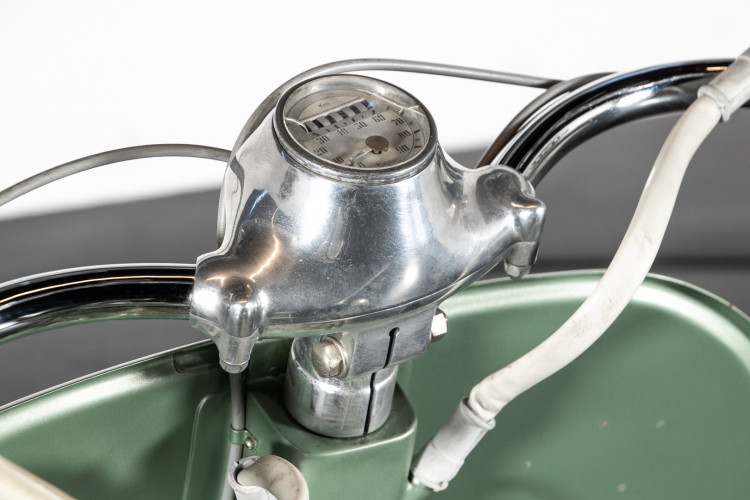 1952 Piaggio Vespa 125 V33 12