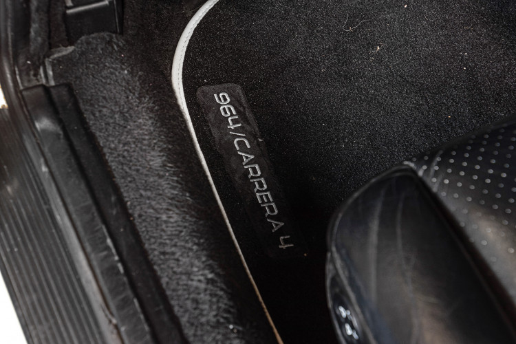 1990 Porsche 964 Carrera 4 21