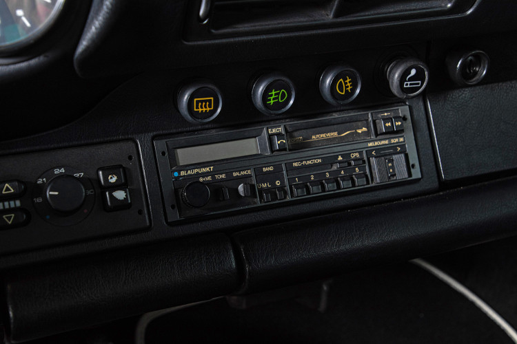 1990 Porsche 964 Carrera 4 23