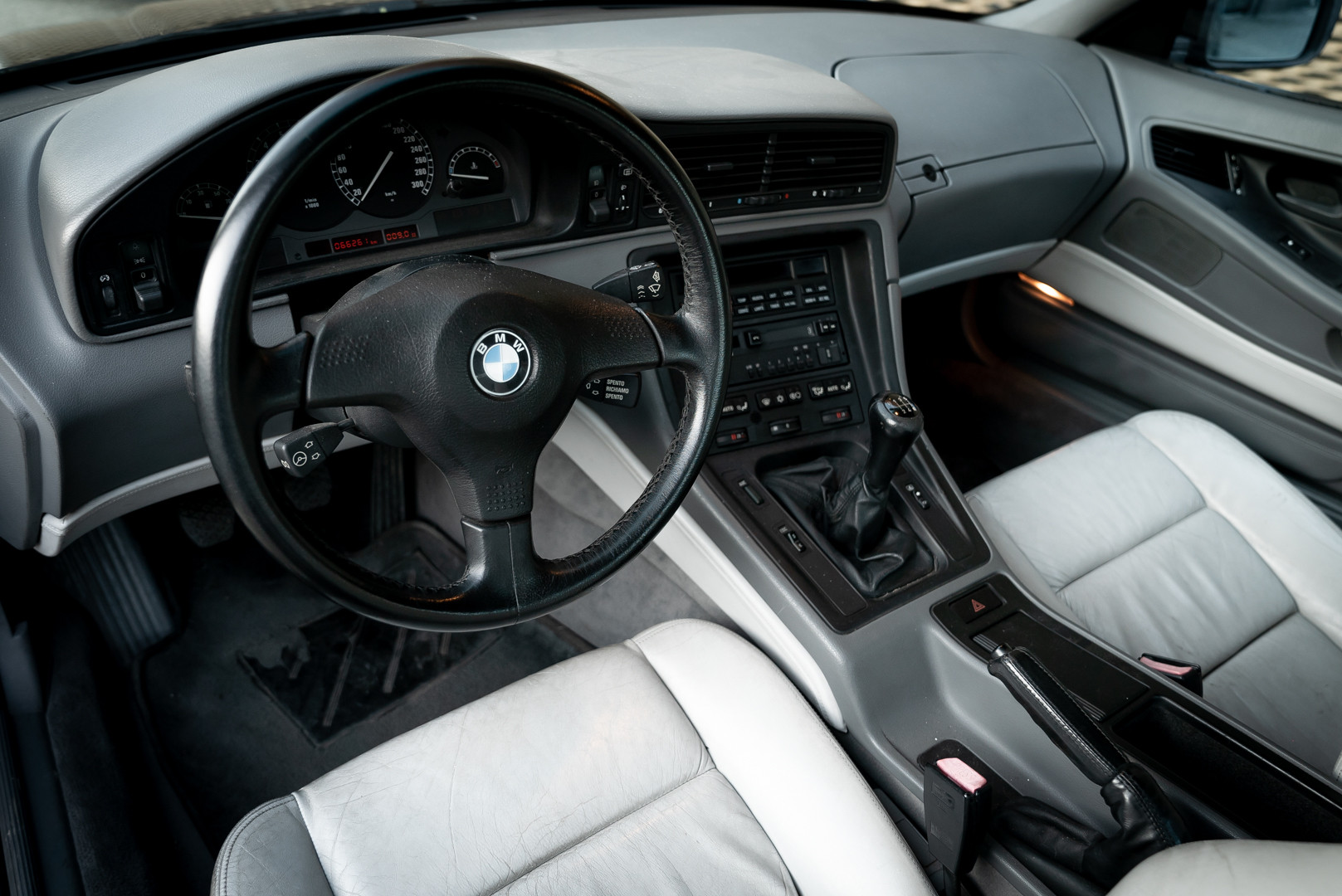 1992 BMW 850 i 13