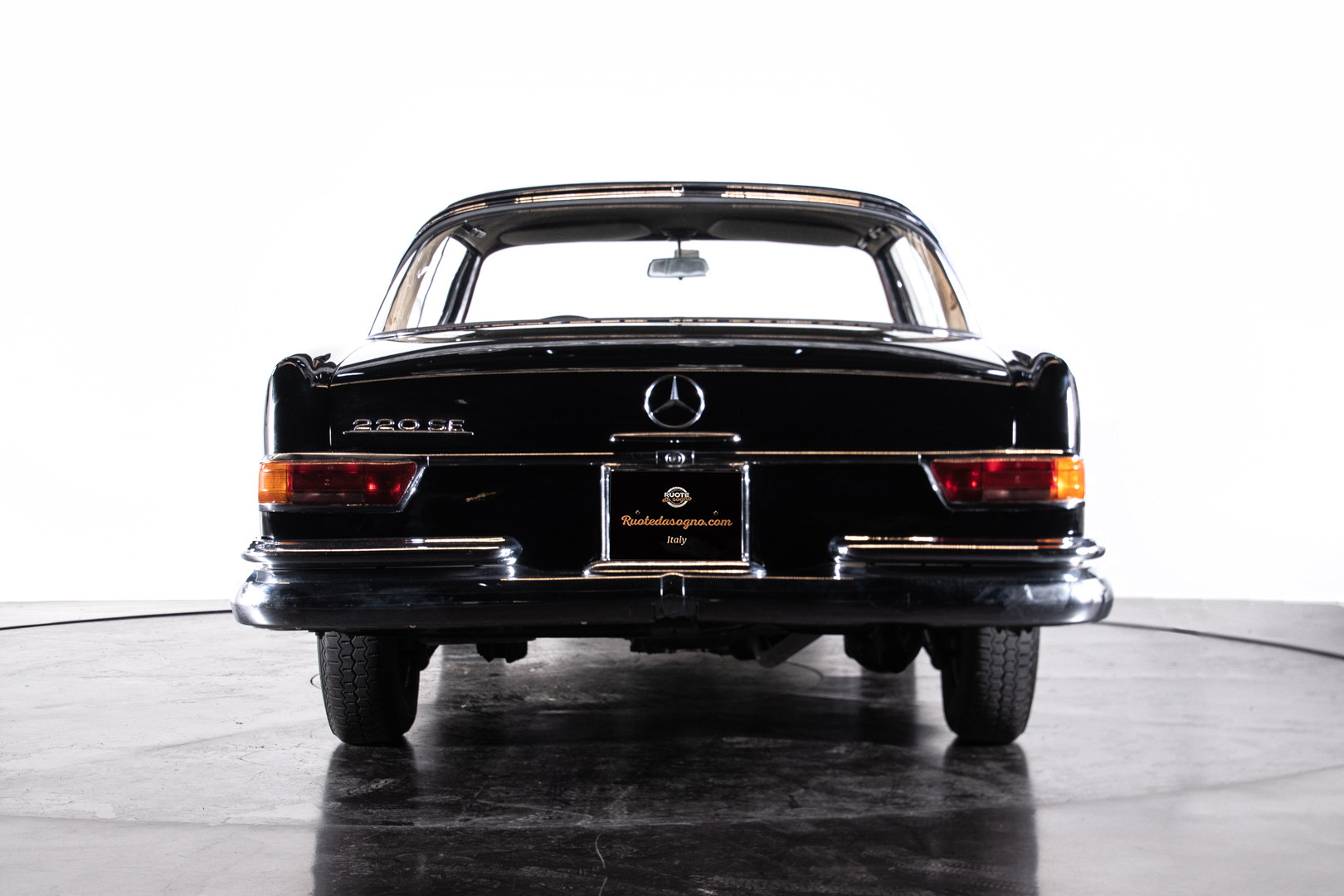 1963 Mercedes-Benz 220 SE 2