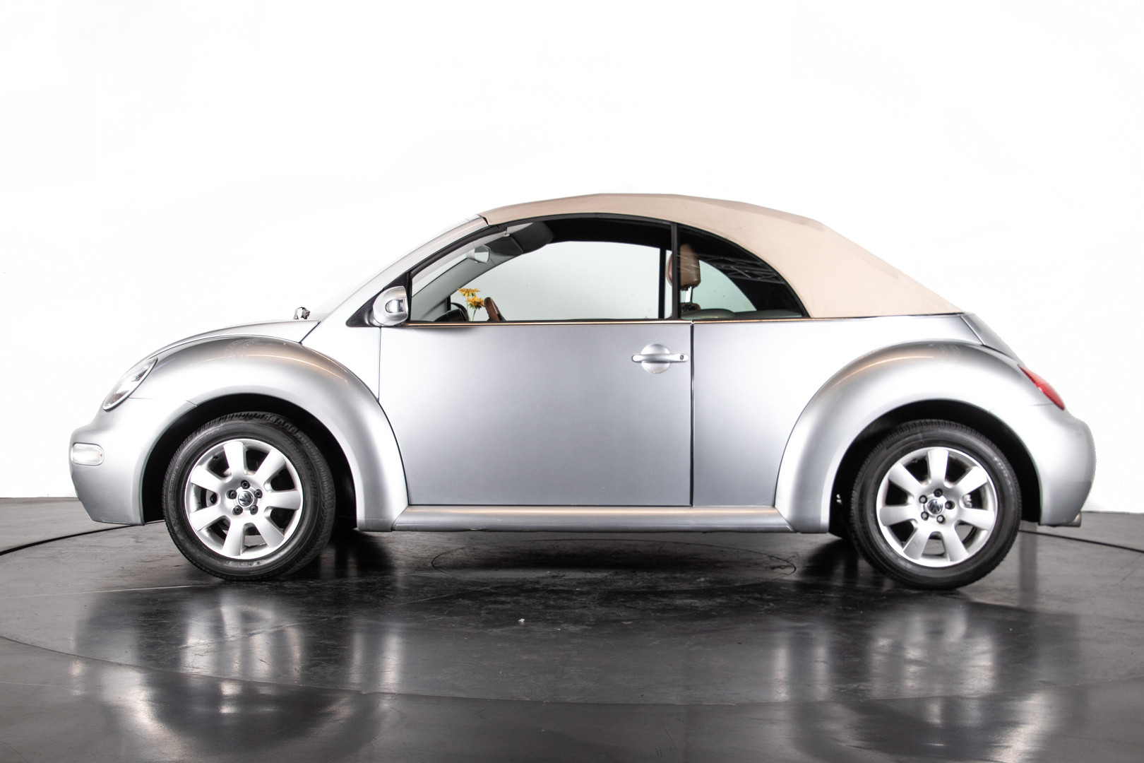 2004 Volkswagen New Beetle Cabriolet 1