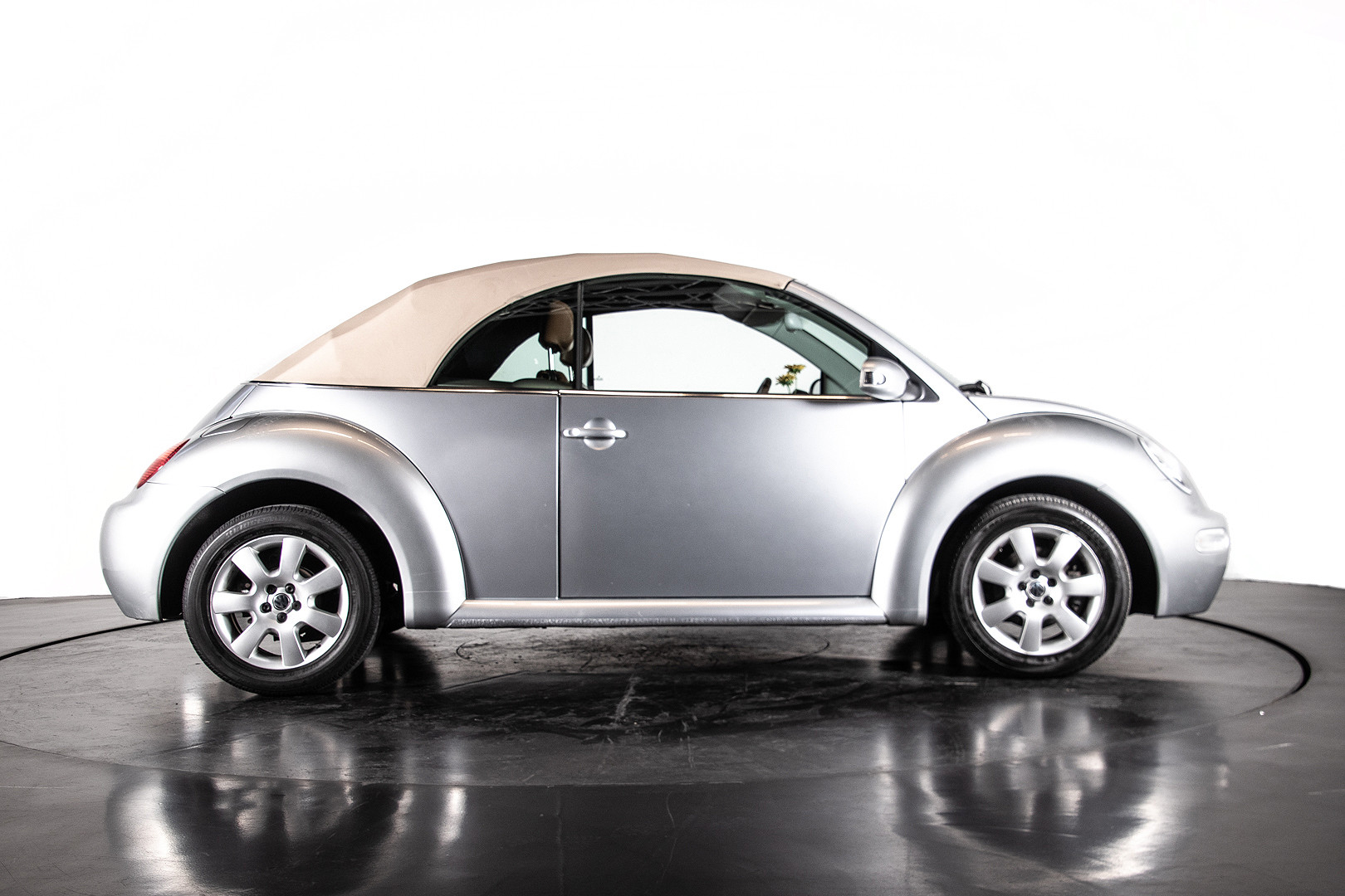 2004 Volkswagen New Beetle Cabriolet 5