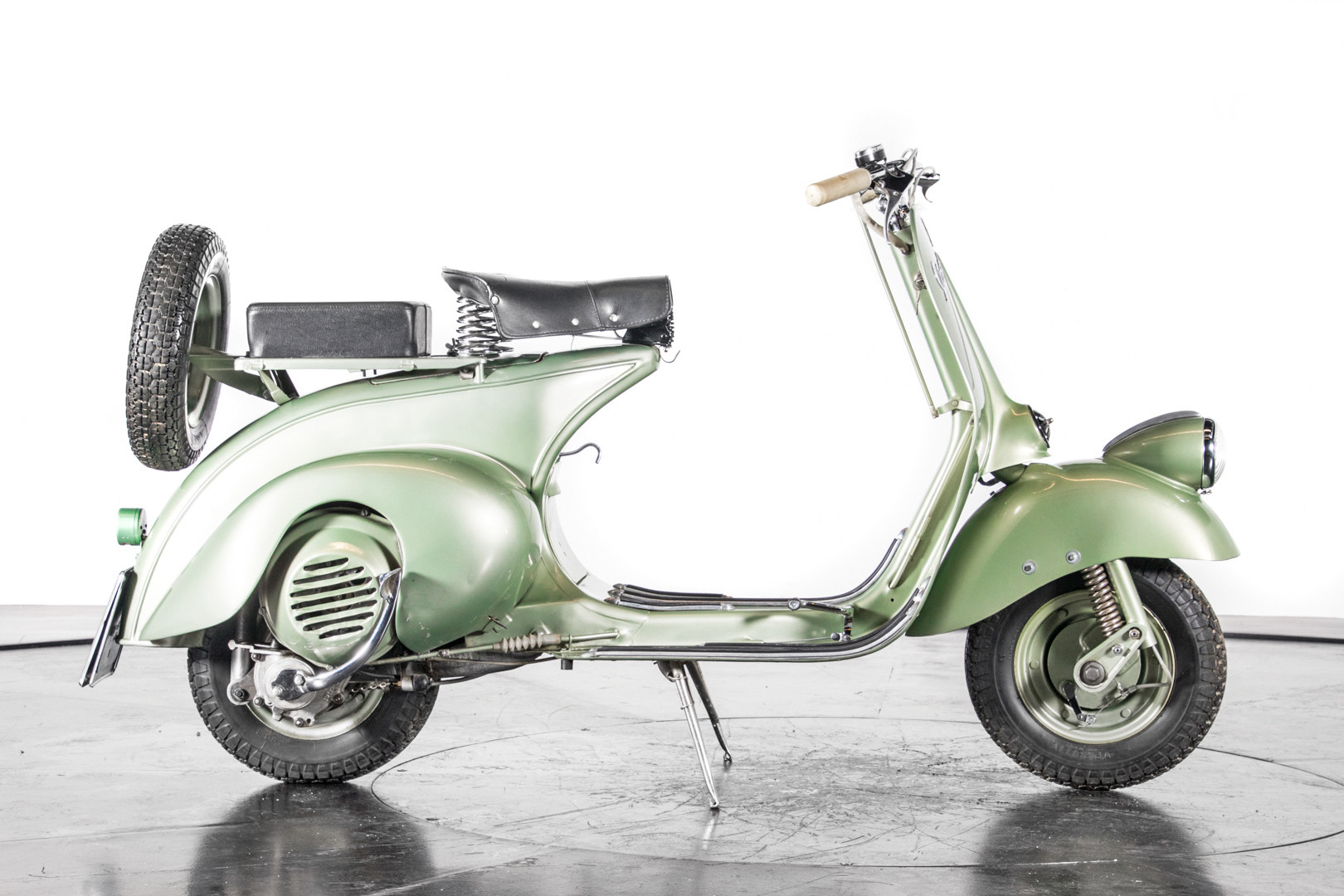 1949 Piaggio Vespa Bacchetta 2
