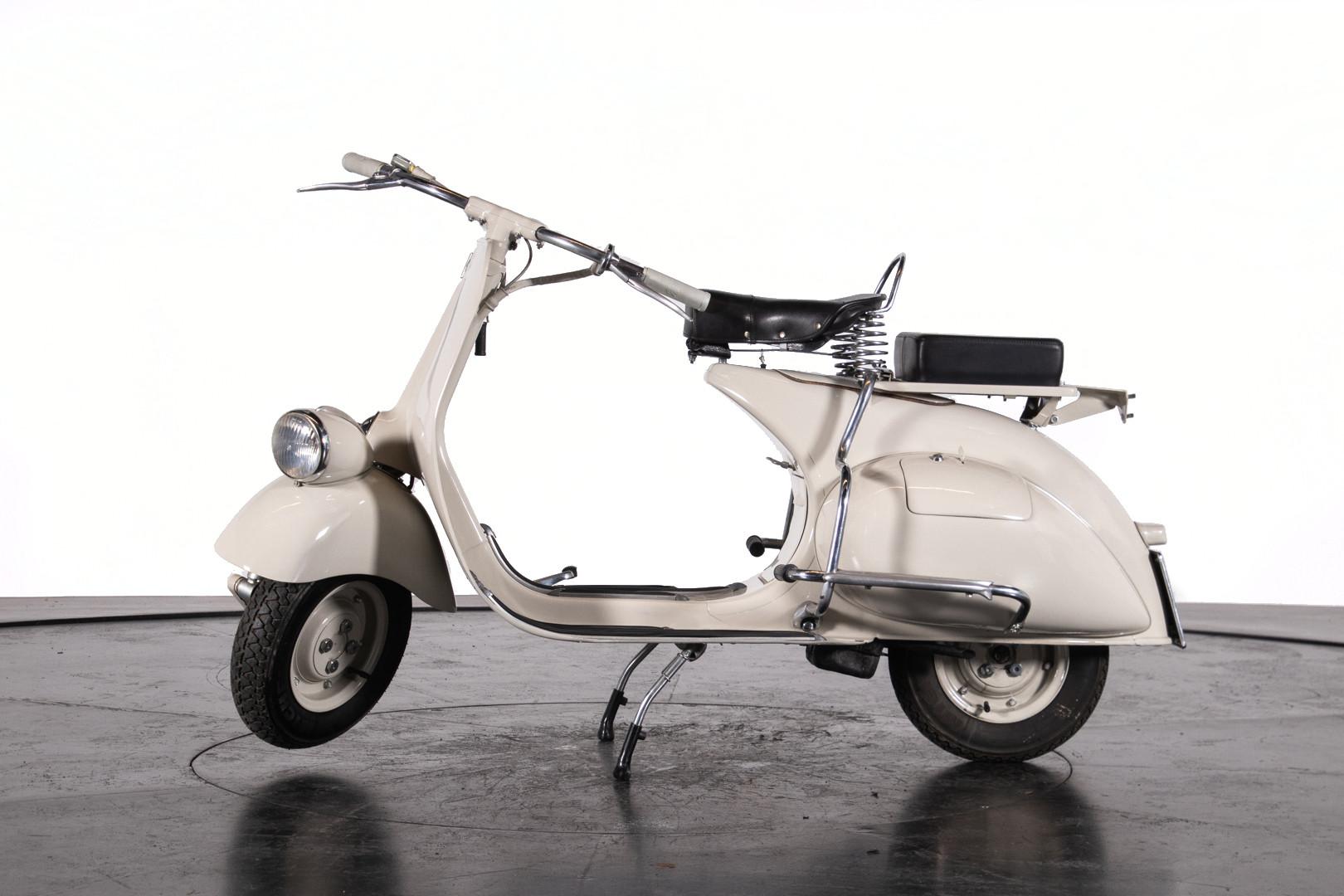 1953 Piaggio Vespa 125 VM1T 1