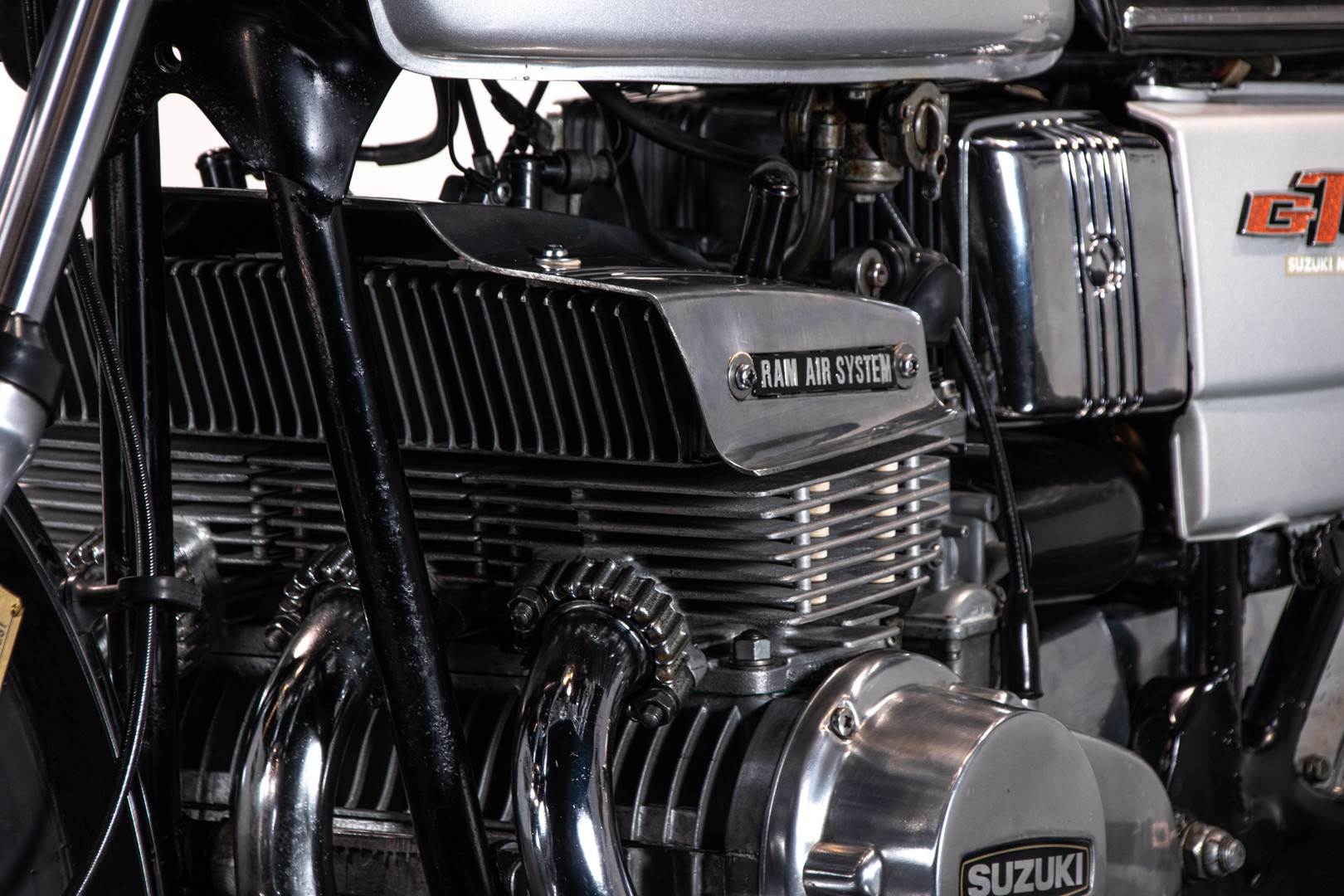 1975 Suzuki GT 380 6