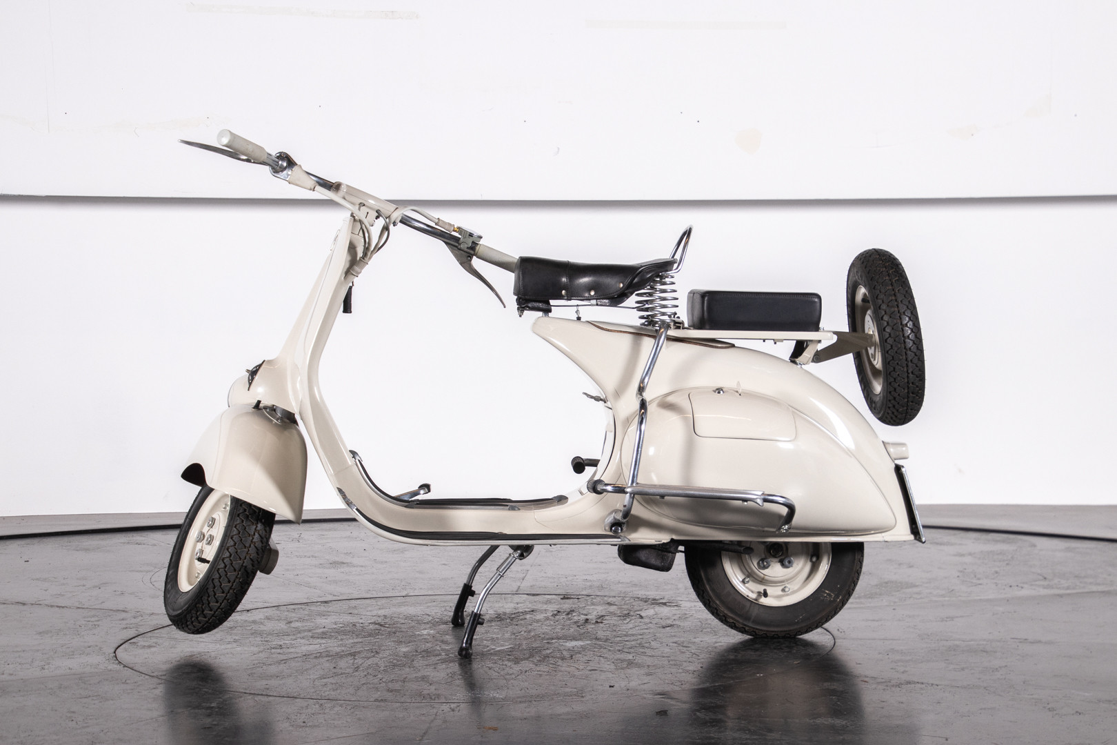 1953 Piaggio Vespa 125 VM1T 23