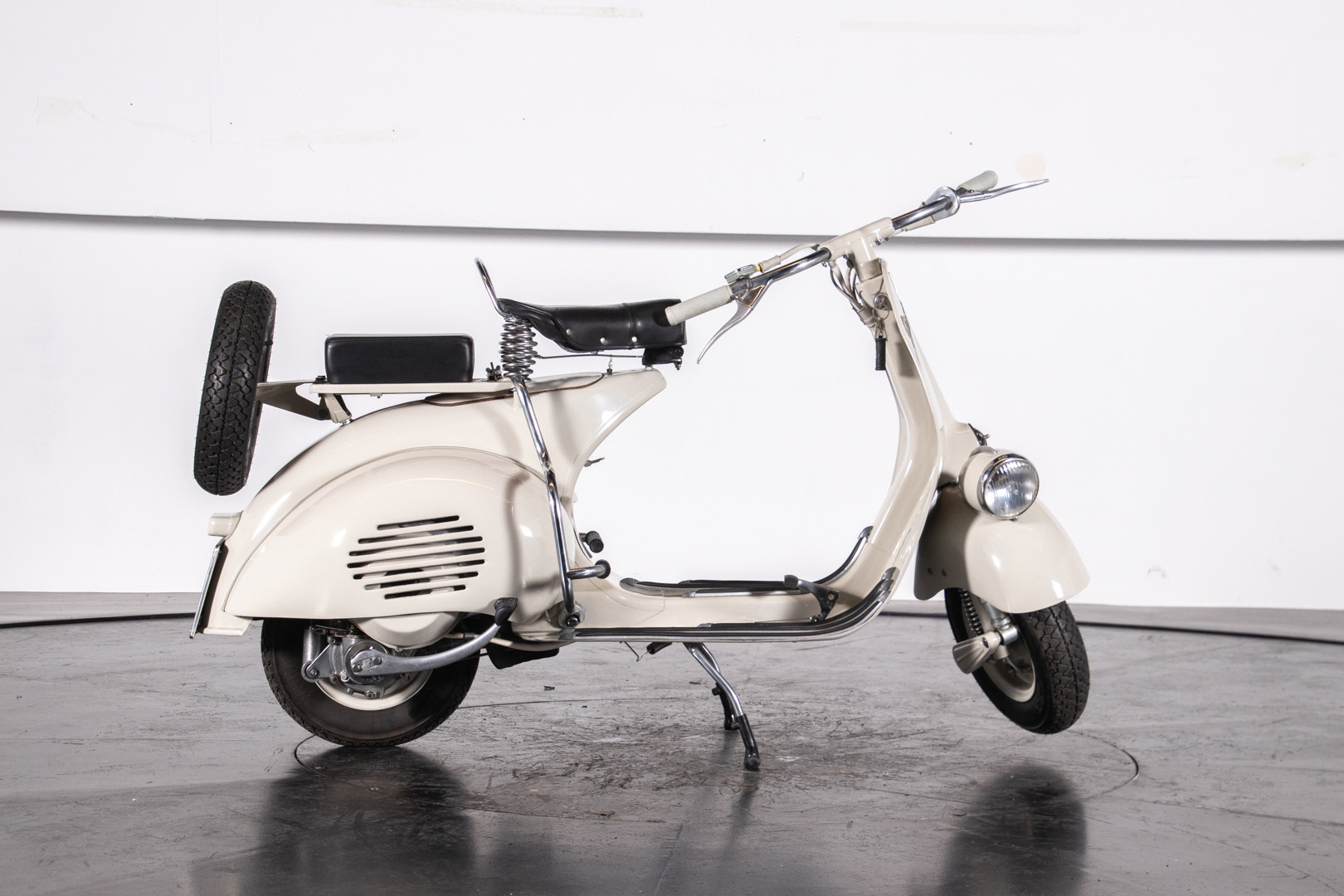 1953 Piaggio Vespa 125 VM1T 28